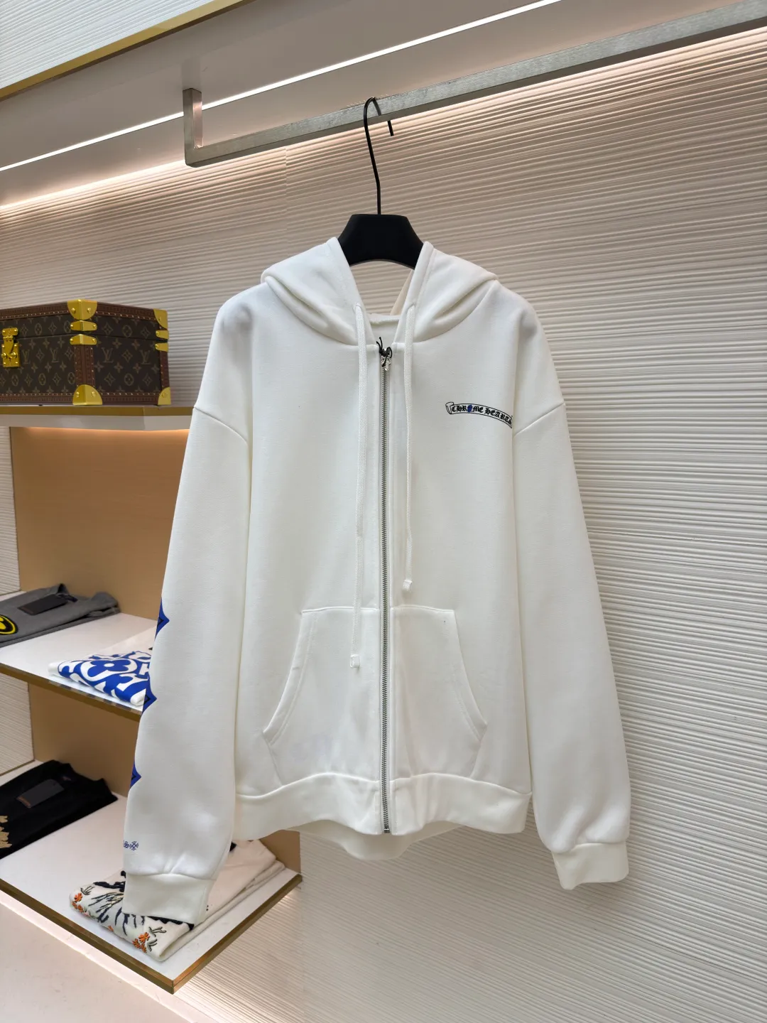 P470 Chrome Hearts hooded glue-printed sweatshirt jacket ●Item number: 1682183-B05 ●Fabric: cotton fleece sweatshirt fabric ●Technology: glue printing production ●Color: white ●Version: loose fit ●Weight: about 900 grams ●Size: S-M-L-XL ●Description: This CHROME HEARTS hooded glue-printed sweatshirt jacket is treated with a professional fabric enzyme washing process. The enzyme-washed fabric not only removes impurities and stiffness produced during the weaving process, but also makes the fabric feel soft and skin-friendly. It also improves the drape and durability of the fabric, making it more comfortable to wear. The glue printing process of the body of the garment ensures the color saturation and three-dimensionality of the pattern. The printing layer is closely integrated with the fabric, making it less likely to crack or fall off, and can maintain the integrity of the pattern for a long time. In addition, due to differences in measurement methods, there will be a normal error of 1~3CM in the clothing length, bust and other dimensions. In order to protect the integrity of the fabric and printing process, it is recommended that the product be cleaned by hand to maximize the wearing life of the clothing. The overall wiring is straight and delicate, the fabric is comfortable and soft, and the color is consistent without color difference. It can be matched with the same style to create a fashionable look and control various occasions. Customized accessories, complete with three standards, same style for men and women!